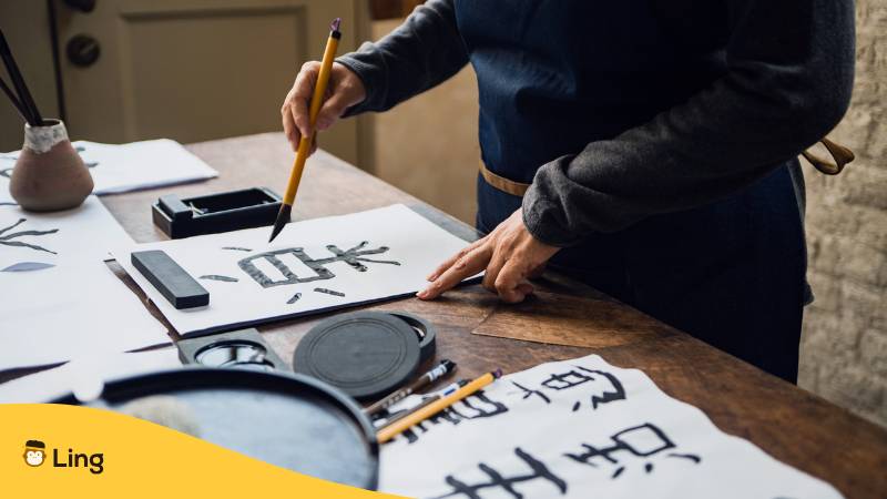 Mann Erstellt Japanische Kalligraphie