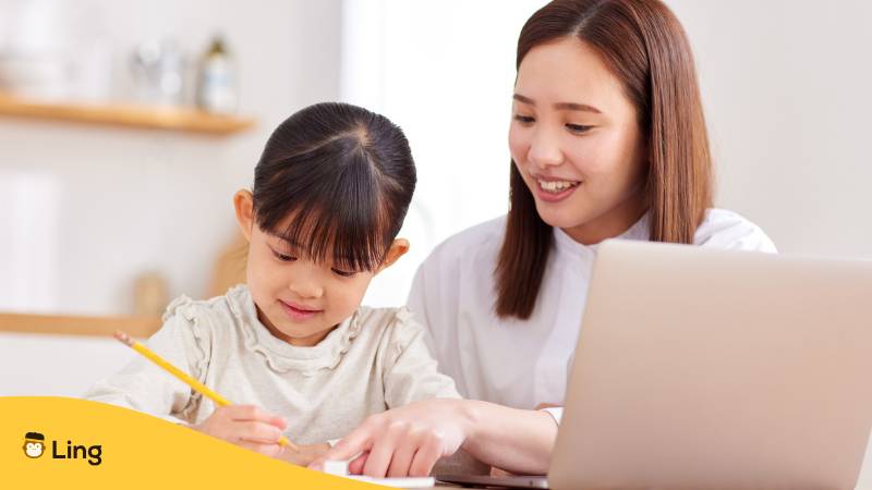 Mutter Lernt Am Schreibtisch Mit Ihrer Tochter