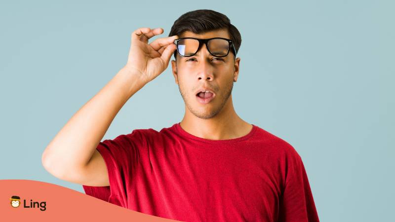 Überraschter Junger Mann Hebt Seine Brille Von Der Nase