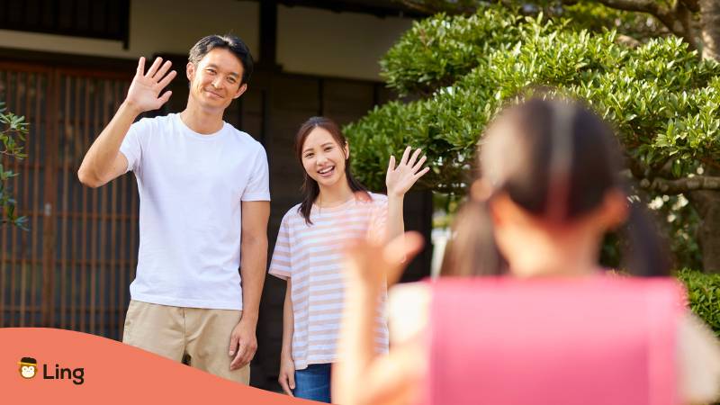 Japanische Eltern Verabschieden Sich Von Ihrer Tochter Vor Dem Schulweg