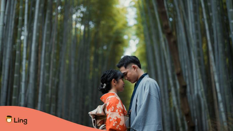 Japanisches Paar Steht Auf Bambusallee Und Verabschiedet Sich
