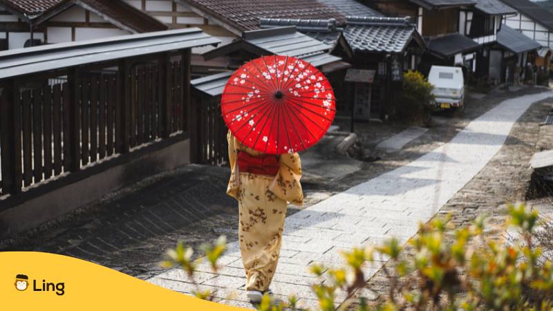 Frau In Kimono, Läuft Durch Ihr Heimatstädtchen