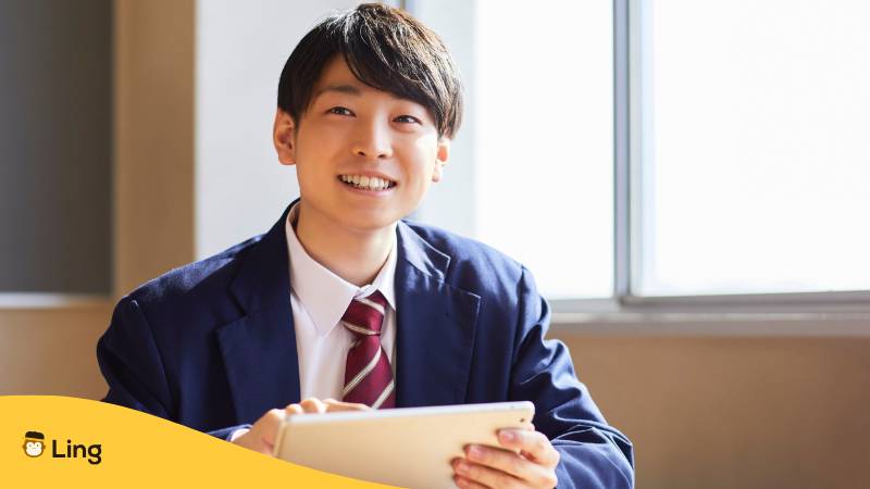 Japanischer Student Lernt Mit Tablet Und Lächelt Dabei