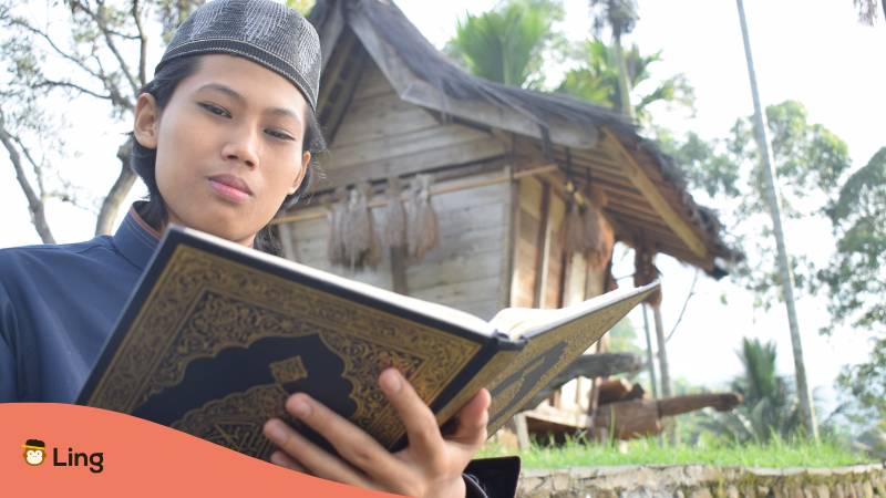 Junger Mann Aus Sundanesischem Dorf Liest Im Koran