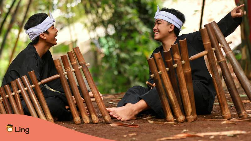 Musiker Sitzen Mit Dem Traditionellem Musikinstrument Angklung Unter Einem Bambusbaum