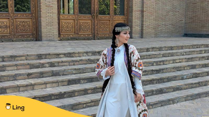 Usbekische Frau In Traditioneller Kleidung