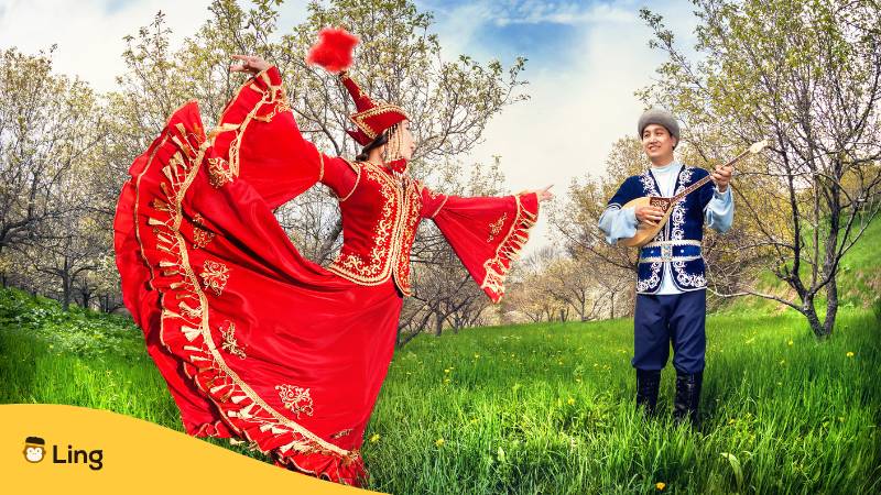 Usbekisches Paar-In Traditioneller Kleidung, Tanzt Und Musiziert