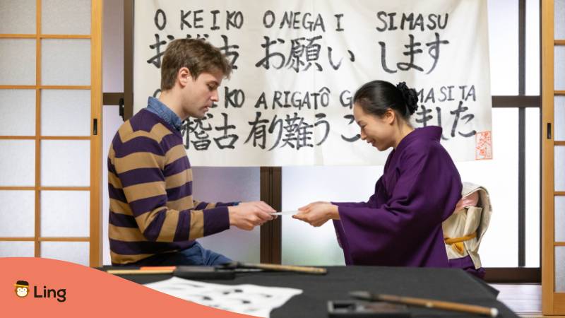 Westlicher Mann Lernt Die Japanische Kultur Kennen