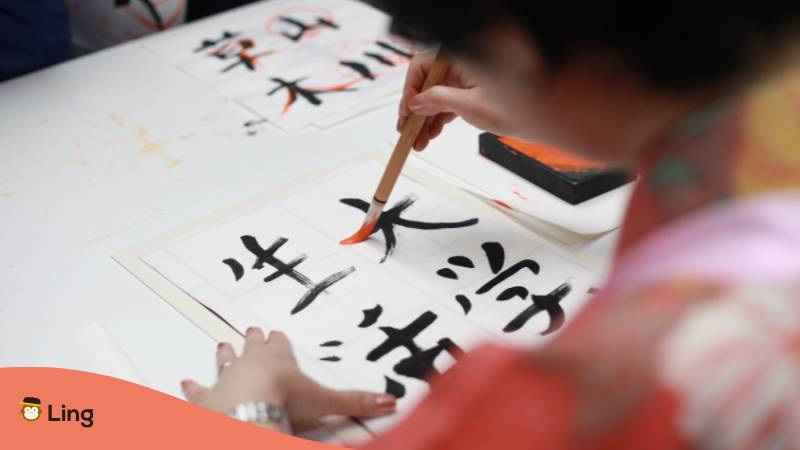 Frau Erstellt Japanische Kalligraphie