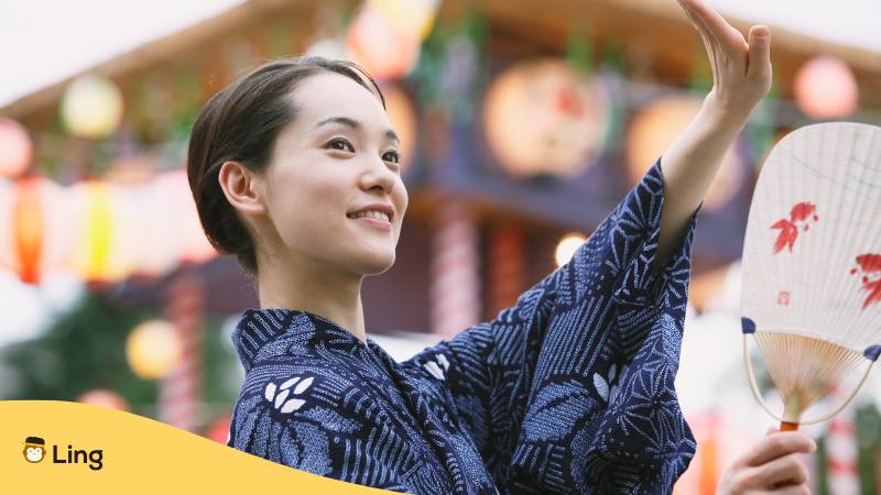 Japanerin In Kimono Gekleidet Auf Festival