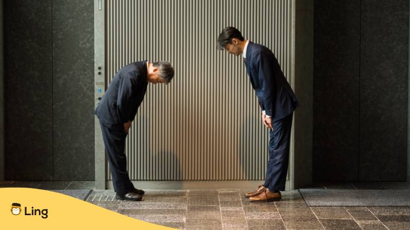 Zwei Japanische Geschäftsmänner Verbeugen Sich Voreinander Zur Begrüßung Und Respekt Zu Zeigen