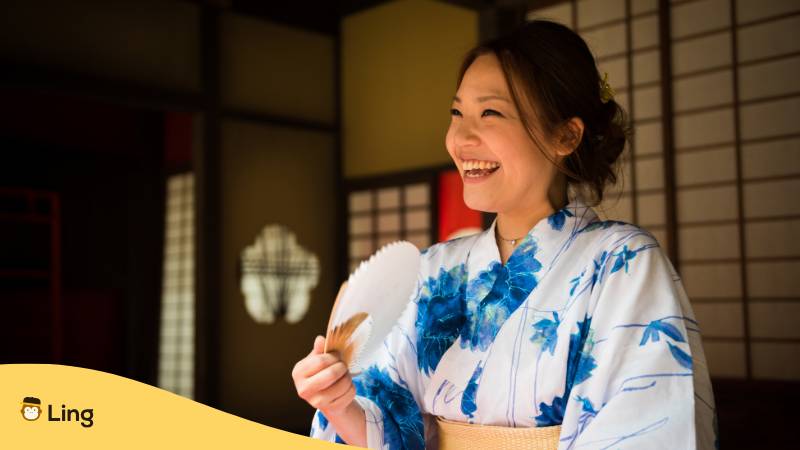 Japanische Frau In Kimono Lächelt Freundlich