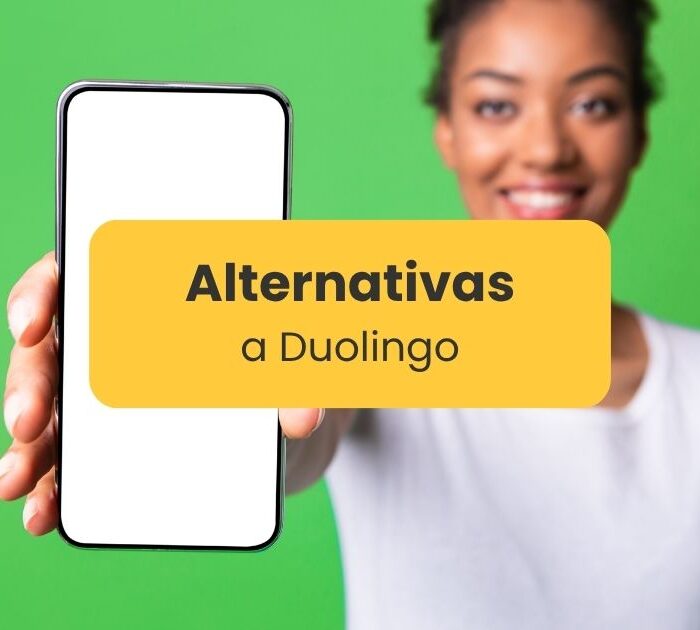 Alternativas a Duolingo - Mujer mostrando un celular con fondo verde