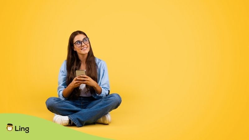 Mujer Pensativa Usando El Celular Sentada En El Suelo