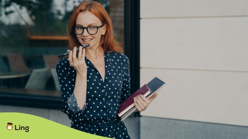 Mujer Hablándole A Su Teléfono Para Mejorar Su Pronunciación Con Una App - Cómo Ling Mejora Tu Pronunciación