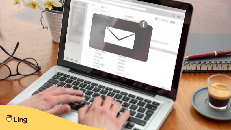 Frau Schreibt E-Mail An Laptop