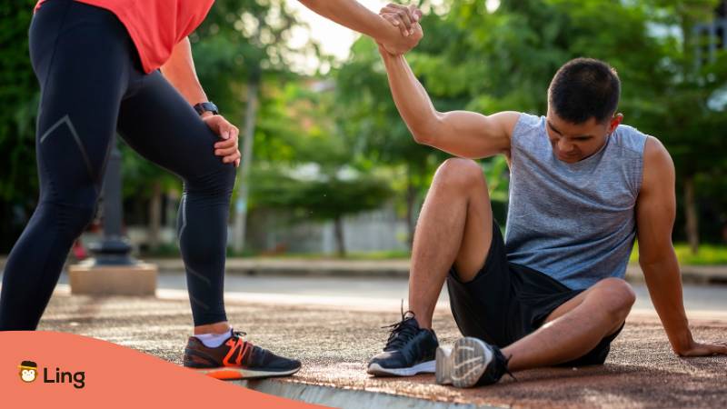 Jogger Bekommt Hilfe Beim Aufstehen Nach Sturz