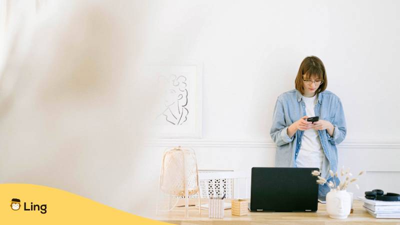 Junge Frau Verfasst E-Mail Auf Japanisch