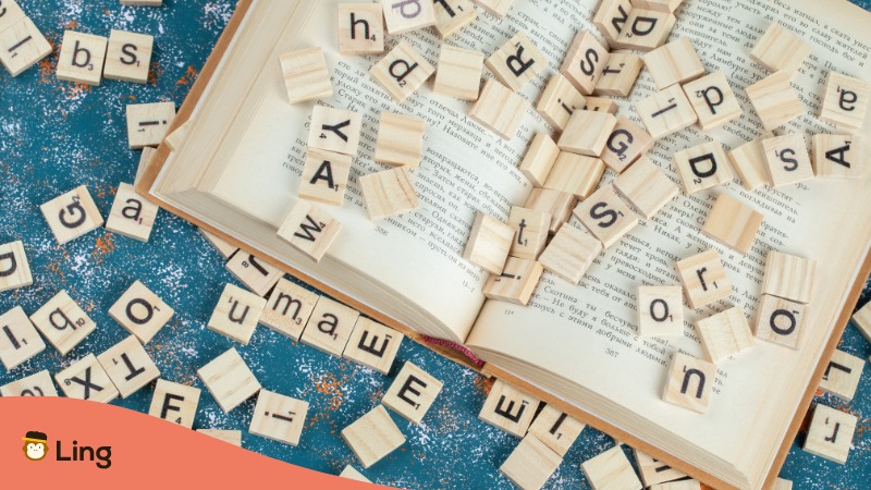 Letras En Bloques De Madera Encima De Un Libro