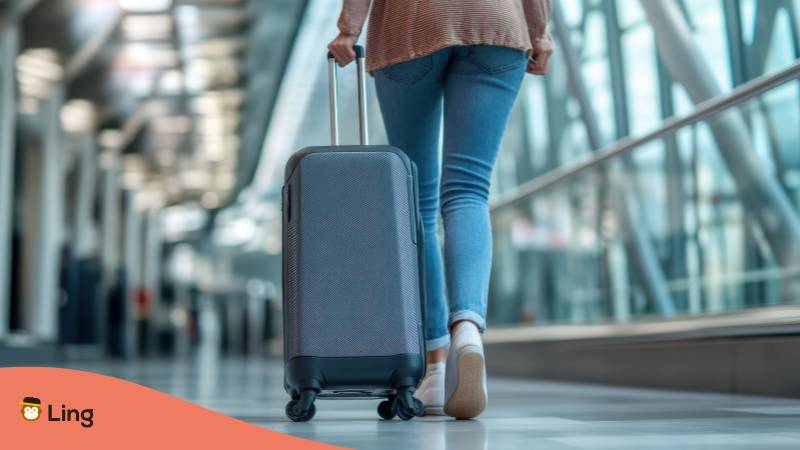 Junge Frau Mit Rollkoffer Am Flughafen