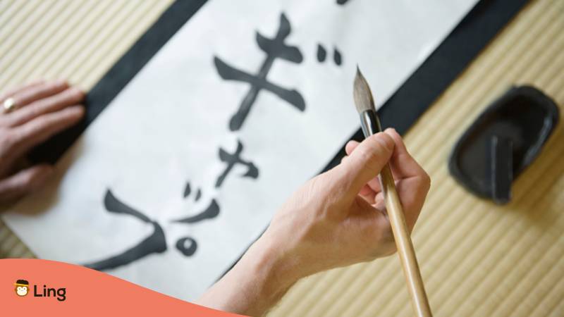 Mann Schreibt In Japanischer Schrift