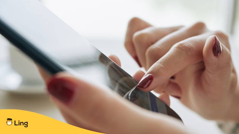 Frau Lernt Mit App Eine Sprache