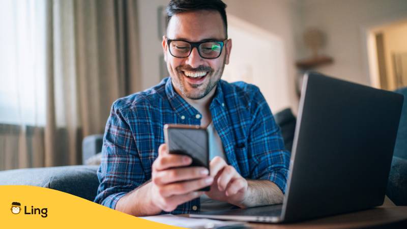 Mann Freut Sich Über Sprach App Für Kannada