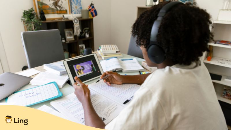 Progresser À L'oral Un Garçon Apprenant Une Langue En Ligne