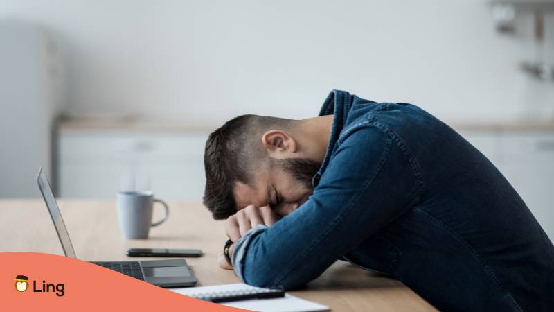 Lernender Sitzt Nachdenklich Vor Seinen Notizen