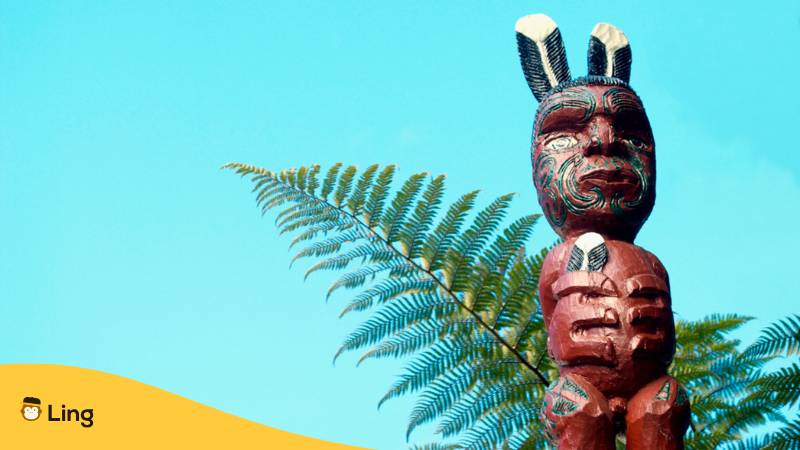 Maori-Pou-Figur Mit Ponga-Farn Und Himmel