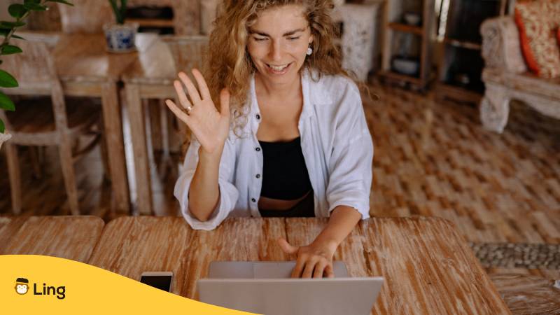 Junge Frau Sitzt Am Laptop Und Sagt Hallo Auf Albanisch.