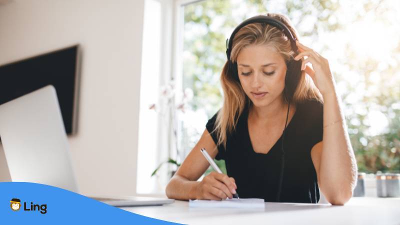 Junge Frau Lernt Das Serbische Alphabet Und Die Aussprache