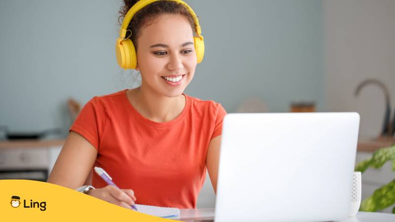 Junge Frau Lernt Online Bosnisch