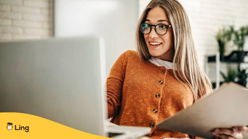 Frau Mit Brille Sitzt Am Schreibtisch Und Lernt Online Serbisch