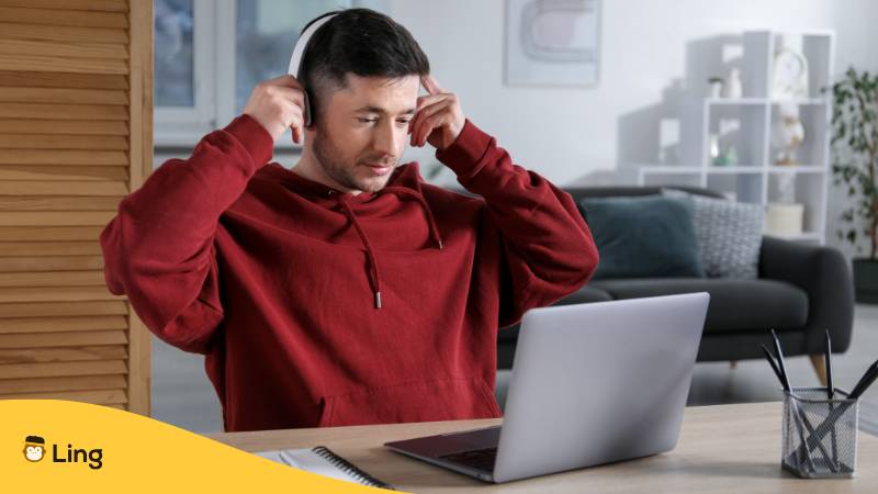Junger Mann Lernt Online Albanisch