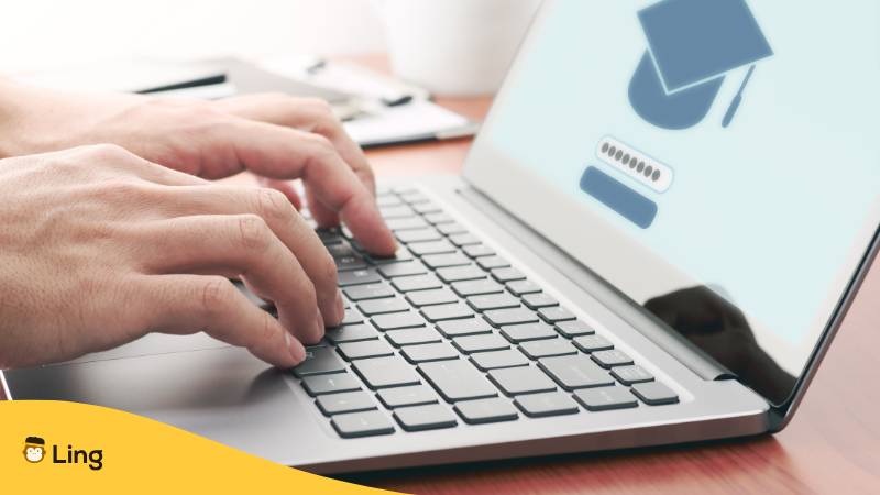 Lernender Nutzt Online-Kurs Zum Serbisch Lernen