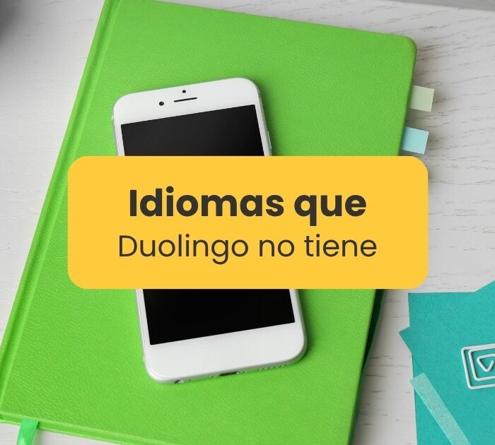 Idiomas que Duolingo no tiene - Celular sobre un cuaderno verde