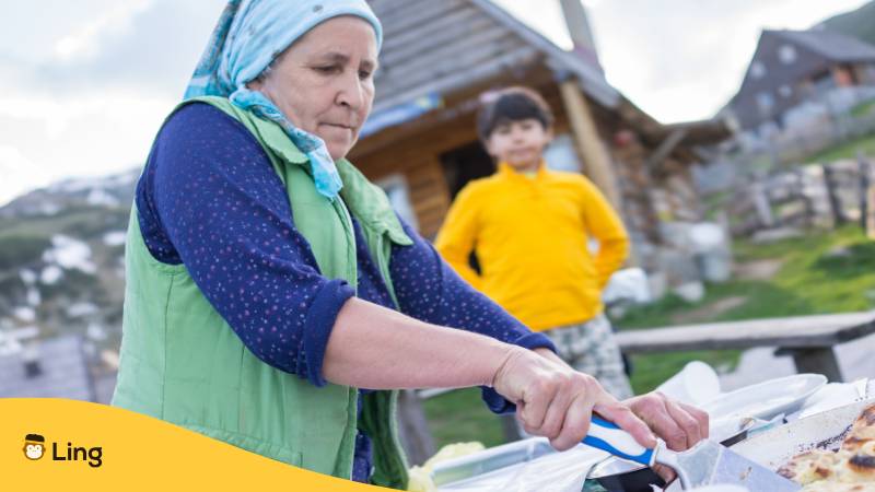 Bosnische Großmutter Bereitet Familienessen Vor