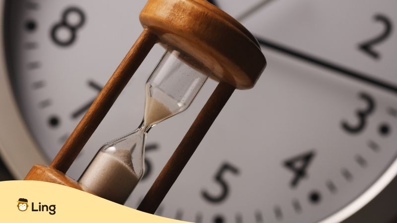 Un Sablier Devant Une Horloge
Combien De Temps Faut-Il Pour Apprendre Le Japonais
