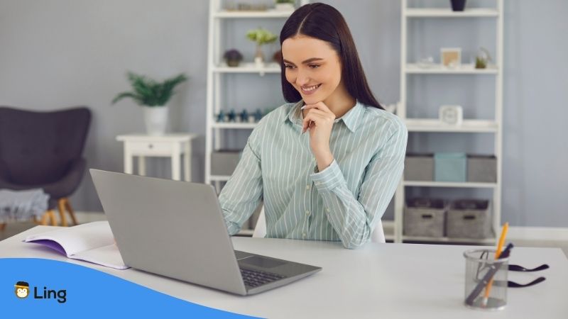 Ausschnitt Einer Frau, Die Auf Laptoptastatur Tippt