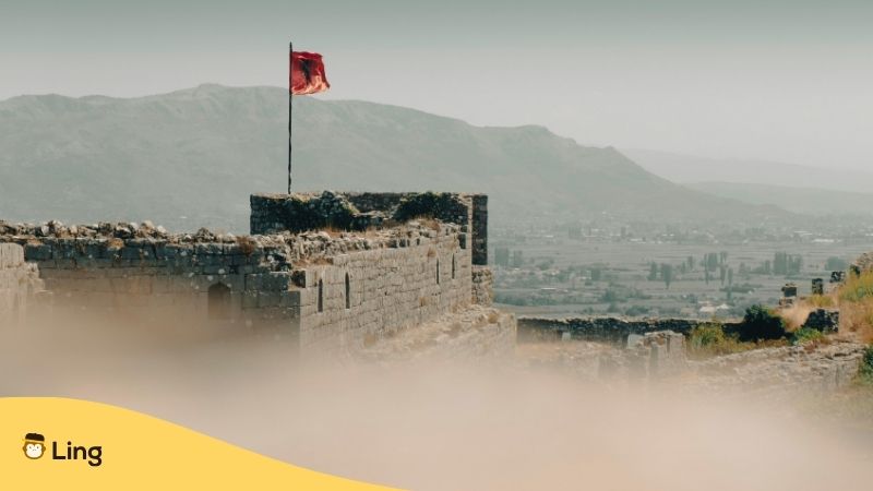 Die-Burg-Rozafa-Mit Albanischer Flagge In Shkodër