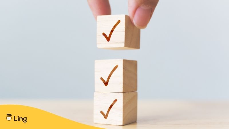 Ein Stapel Holzklötze Mit Check-Haken