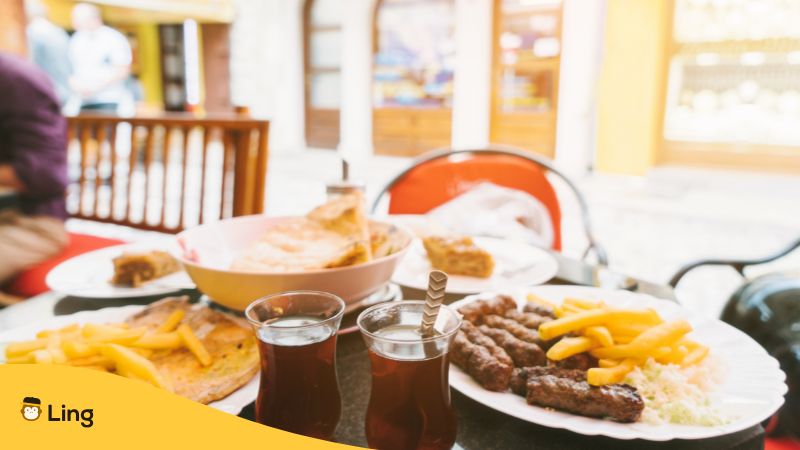 Esstisch – Worauf Bosnisches Essen Und Tee Stehen