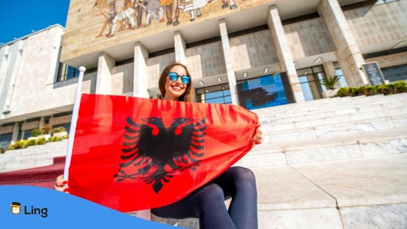 Junge Frau Hält Stolz Die Albanische Flagge