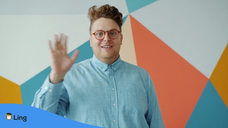 Junger Mann Winkt Und Sagt Hallo Auf Serbisch