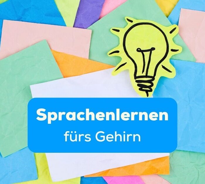 Viele bunte Post-its und eine Zeichnung einer Glühbirne. Die Vorteile durch das Sprachenlernen fürs Gehirn.
