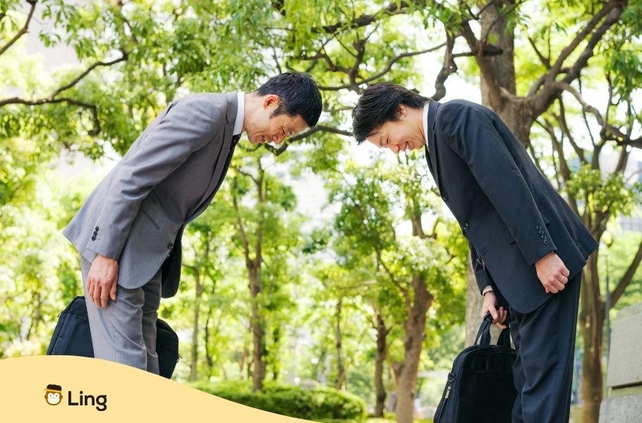 Deux Hommes D'affaires Japonais Qui Se Saluent En S'inclinant
Bonjour En Japonais