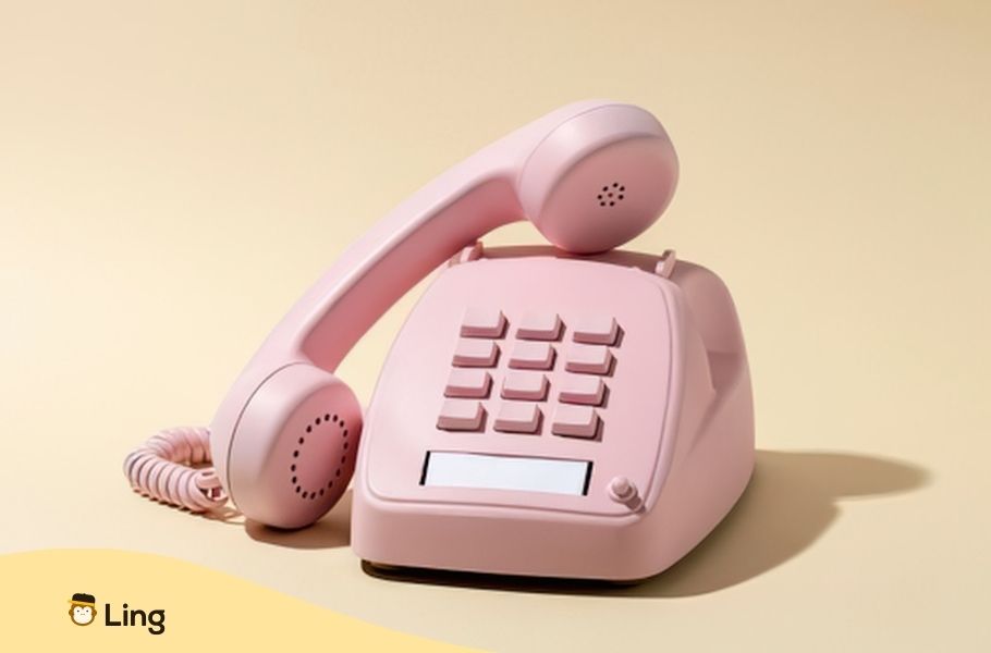 Téléphone Rose Dans Un Fond Jaune Moshi Moshi
Bonjour En Japonais