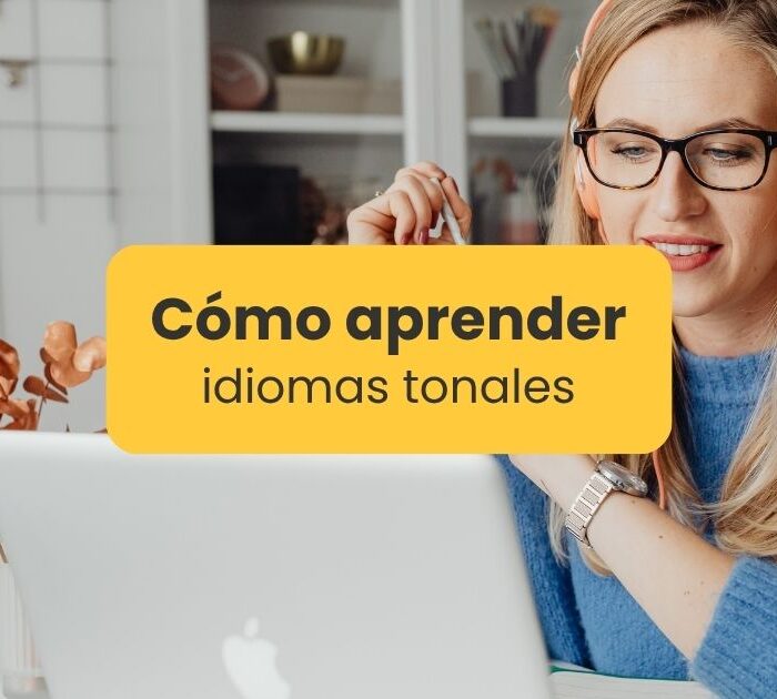 Cómo aprender idiomas tonales - Mujer con audífonos aprendiendo un idioma en una laptop