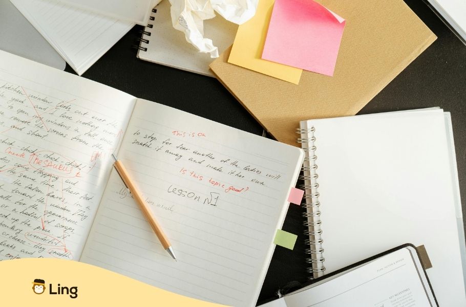Un Cahier De Leçons Ouvert Sur Une Table Avec Des Cahiers Et Des Papiers Autour Et Un Stylo
Conjonctions En Coréen